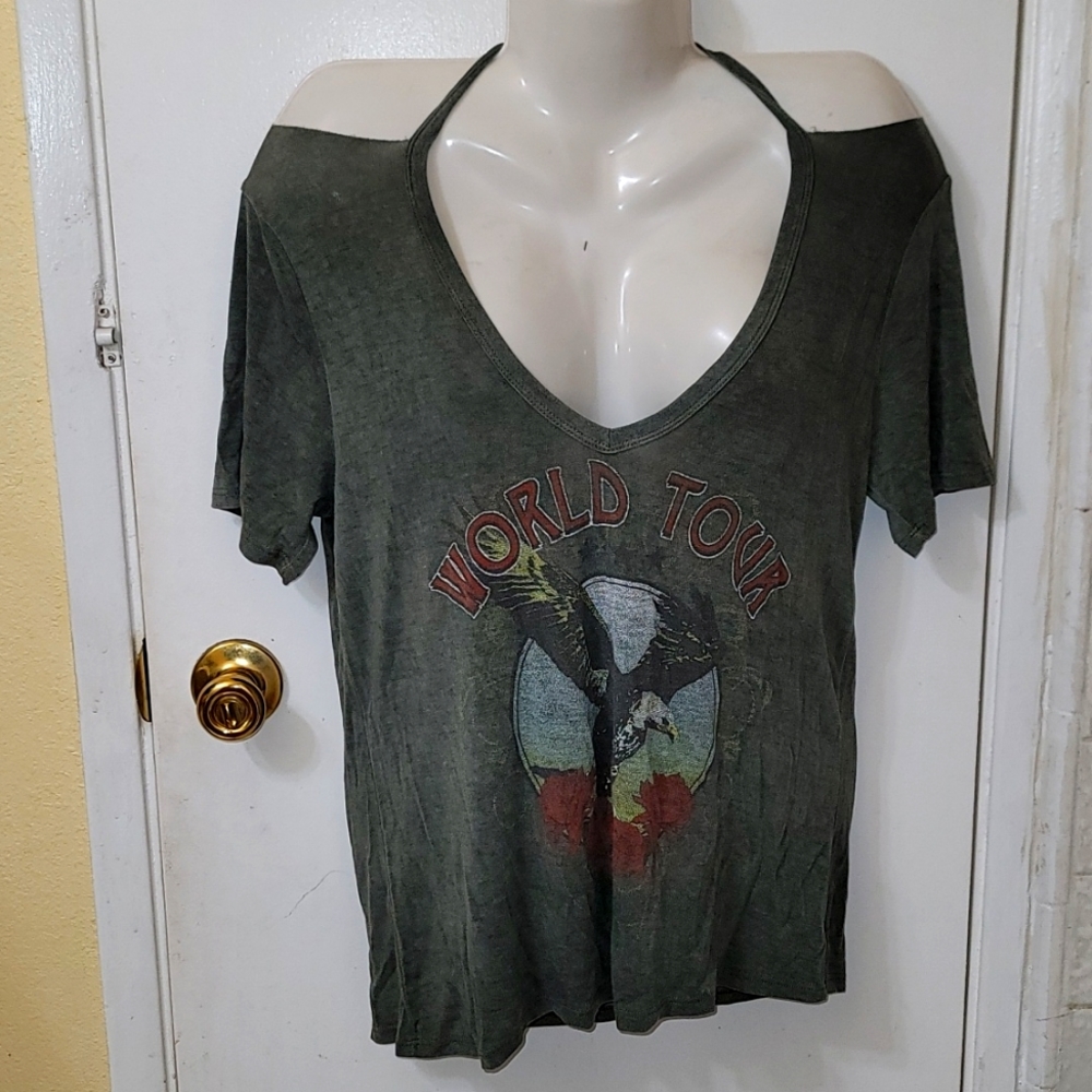 White Fawn graphic t-shirt med. Bald eagle red roses distressed World Tour